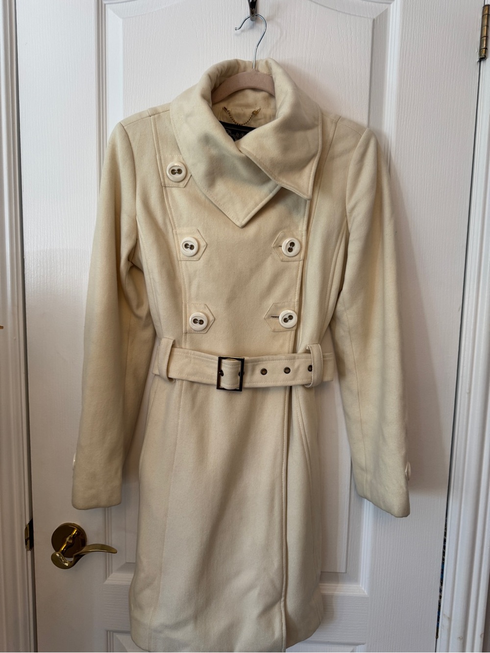 GUESS. Classic Double-Breasted Women's Trench Coat - Cream